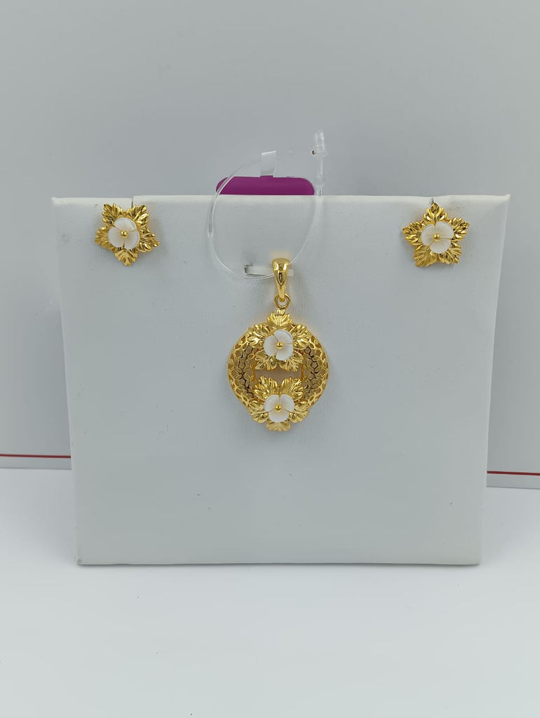 YELLOW GOLD  STONE PENDANT SET